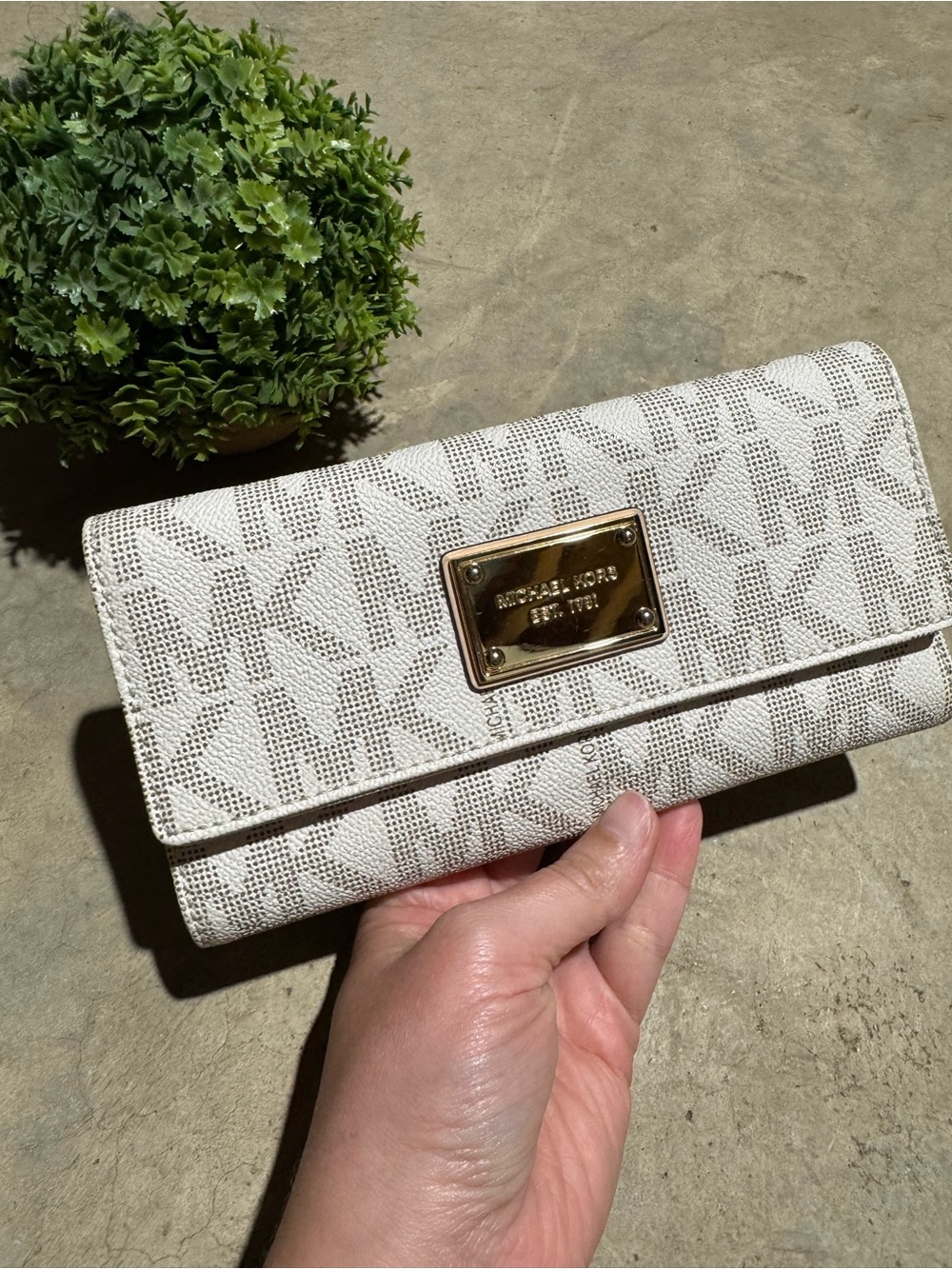 Michael Kors Jet Set Checkbook Wallet White Old Money Classy Chic Gold Logo